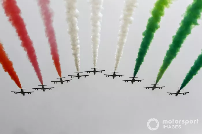 Los aviones Frecce Tricolori sobrevuelan antes de la salida en sus jet trainers Aermacchi MB339A