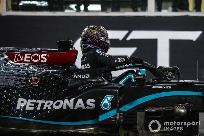 Lewis Hamilton, Mercedes-AMG F1, 3ª posición, sale de su coche después de hacer donuts al final de la carrera