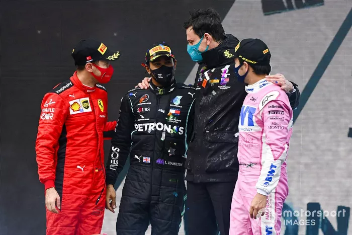 Podio: ganador y campeón del mundo Lewis Hamilton, Mercedes-AMG F1 con Toto Wolff, Director Ejecutivo Mercedes AMG, segundo lugar Sergio Pérez, Racing Point, y tercer lugar Sebastián Vettel, Ferrari