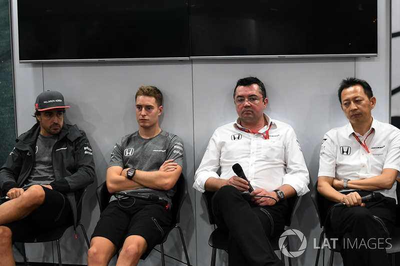 Fernando Alonso, McLaren, Stoffel Vandoorne, McLaren, Eric Boullier, McLaren Racing Director y Yusuke Hasegawa, jefe de Honda Motorsport