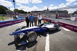 Jean Todt et Alejandro Agag prennent une photo avec des invités
