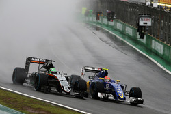 (Зліва направо): Ніко Хюлькенберг, Sahara Force India F1 VJM09 та Феліпе Наср, Sauber C35, боротьба