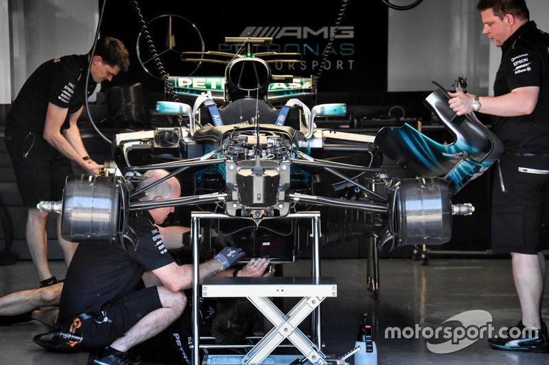 Mercedes AMG F1 W08: Frontpartie mit Aufhängung und Dämpfern