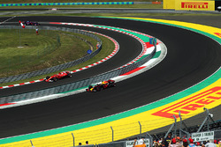 Daniel Ricciardo, Red Bull Racing RB13 and Kimi Raikkonen, Ferrari SF70-H