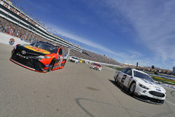 Brad Keselowski, Team Penske Ford, Martin Truex Jr., Furniture Row Racing Toyota durante el calentam
