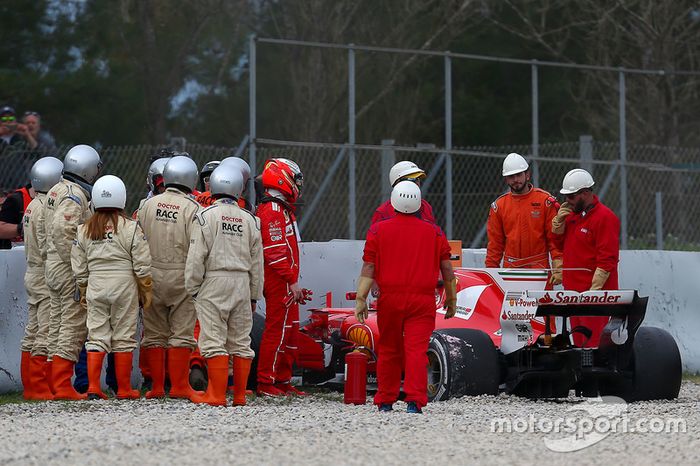 Kimi Raikkonen, Ferrari SF70H después del choque