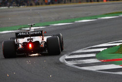 Fernando Alonso, McLaren MCL32, kıvılcım saçıyor