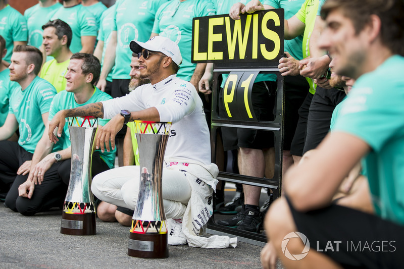 Race winner Lewis Hamilton, Mercedes AMG F1, the Mercedes team celebrate