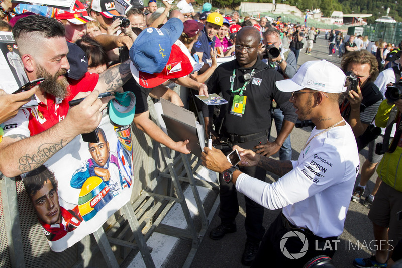Lewis Hamilton, Mercedes AMG F1 signs autographs for the fans
