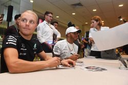 Valtteri Bottas, Mercedes AMG F1 and Lewis Hamilton, Mercedes AMG F1 sign autographs for the fans