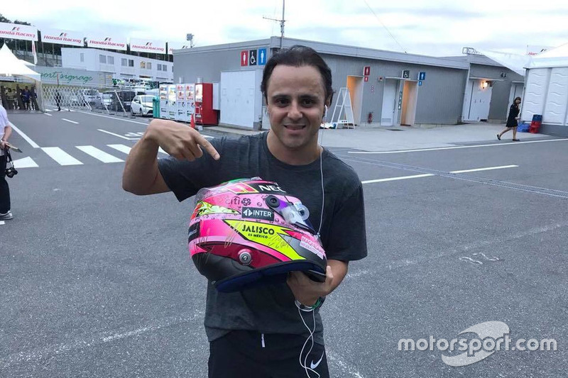 Felipe Massa, Williams con el casco de Sergio Pérez para subasta en pro de los afectados por el terremoto en México