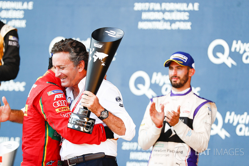 Lucas di Grassi, ABT Schaeffler Audi Sport, celebra en el podio con Alejandro Agag, CEO de la Fórmula E