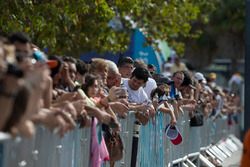 Aficionados disfrutan del ambiente