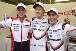 Обладатели поула Тимо Бернхард, Эрл Бамбер и Брендон Хартли, Porsche Team