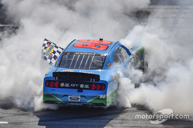 8. Ganador Aric Almirola, Biagi-DenBeste Racing Ford