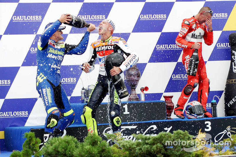 Podium : le vainqueur Valentino Rossi, le deuxième Sete Gibernau, Honda, le troisième Troy Bayliss, Ducati