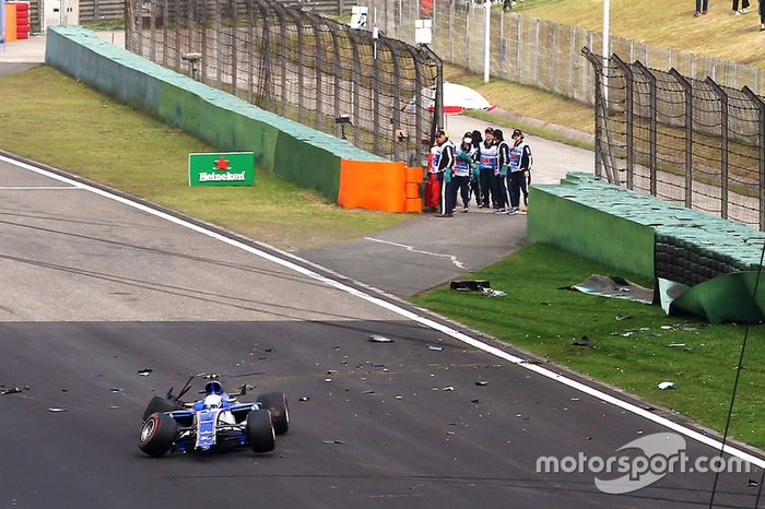 Antonio Giovinazzi, Sauber C36, tras su accidente