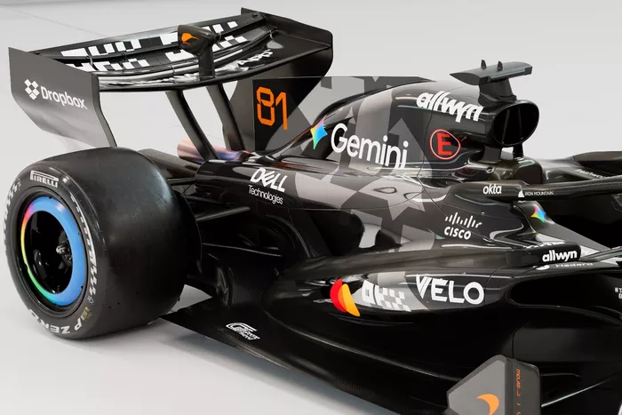 F1新時代も覇権を狙う！ 王者マクラーレン、テスト用ブラックカラーの