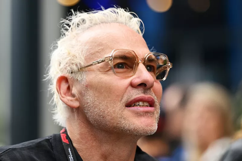 Jacques Villeneuve arrive dans le paddock.
