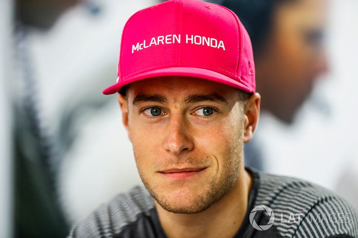 Stoffel Vandoorne también llevó la gorra rosa