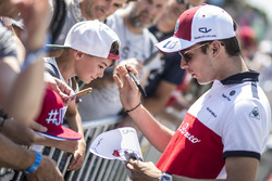 Charles Leclerc, Sauber, firma autografi ai tifosi