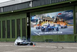 Il Campione del Mondo di Formula 1, Nico Rosberg, guida una Formula E Gen2 per le strade di Berlino
