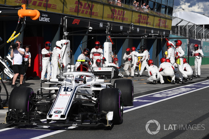 Charles Leclerc, Sauber C37 pit stop