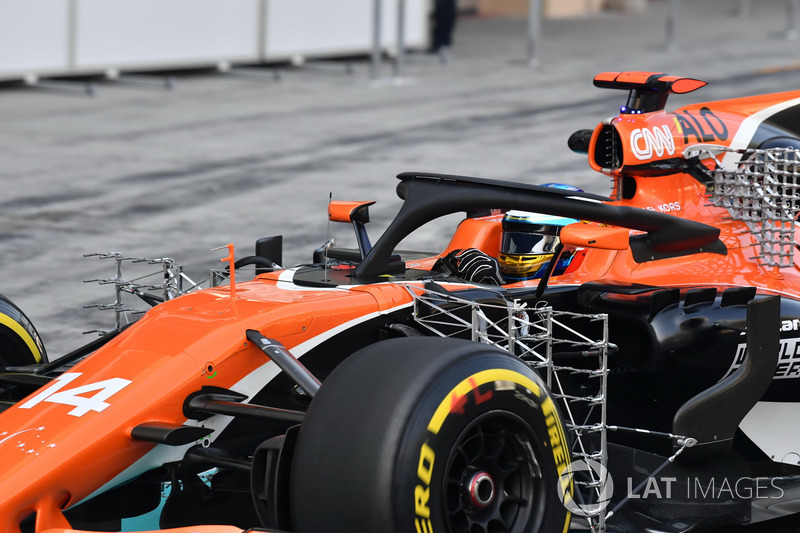 Fernando Alonso, McLaren MCL32, con sensores aerodinámicos y Halo