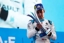 Podio: il secondo classificato Sébastien Buemi, Renault e.Dams, con il suo trofeo, sul podio