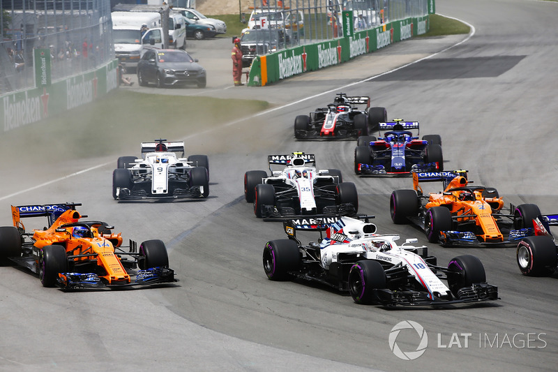 Lance Stroll, Williams FW41, leads Fernando Alonso, McLaren MCL33, Stoffel Vandoorne, McLaren MCL33,