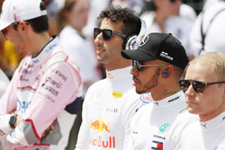 Daniel Ricciardo, Red Bull Racing, Lewis Hamilton, Mercedes AMG F1, e Valtteri Bottas, Mercedes AMG F1