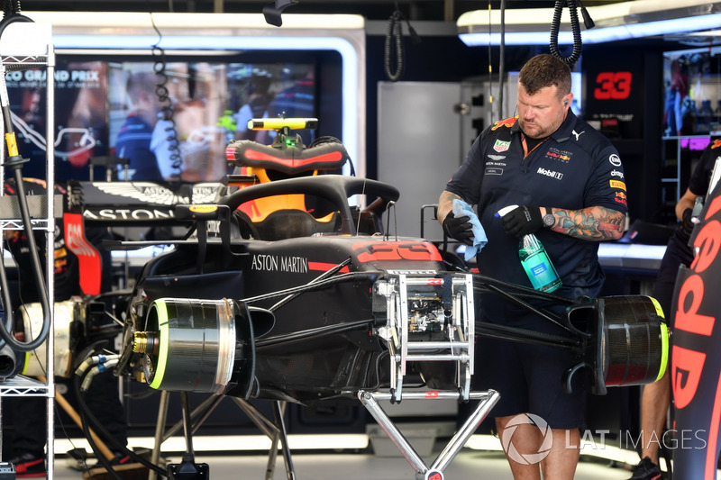 El coche de Max Verstappen, Red Bull Racing RB14 en el garaje durante la Calificación