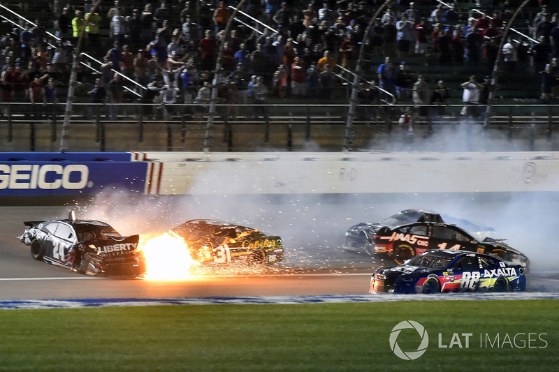 William Byron, Hendrick Motorsports, Chevrolet Camaro Liberty University, Clint Bowyer, Stewart-Haas Racing, Haas 30 Years of the VF1 y Ryan Newman, Richard Childress Racing, Chevrolet Camaro Bass Pro Shops / Cabela's wreck