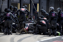 Romain Grosjean, Haas F1 Team VF-18, pit stop
