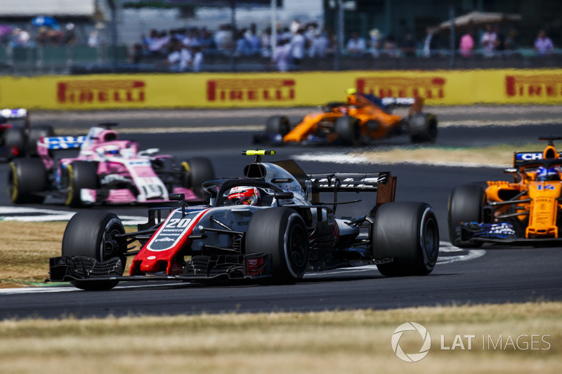 Kevin Magnussen, Haas F1 Team VF-18, precede Fernando Alonso, McLaren MCL33, e Sergio Perez, Force India VJM11