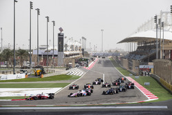 Nyck De Vries, PREMA Racing, leads Maximilian Gunther, BWT Arden at the start