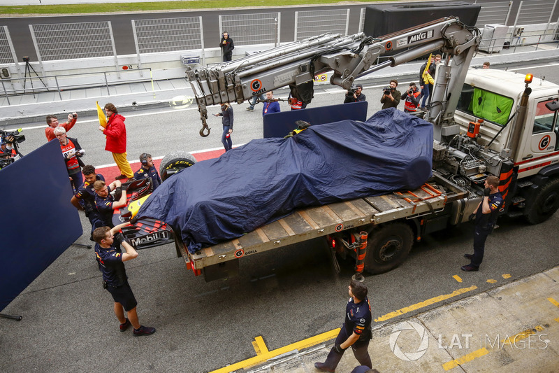 La Red Bull Racing RB14 di Max Verstappen viene riportata ai box