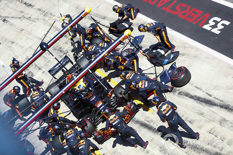 Daniel Ricciardo, Red Bull Racing RB14, makes a pit stop