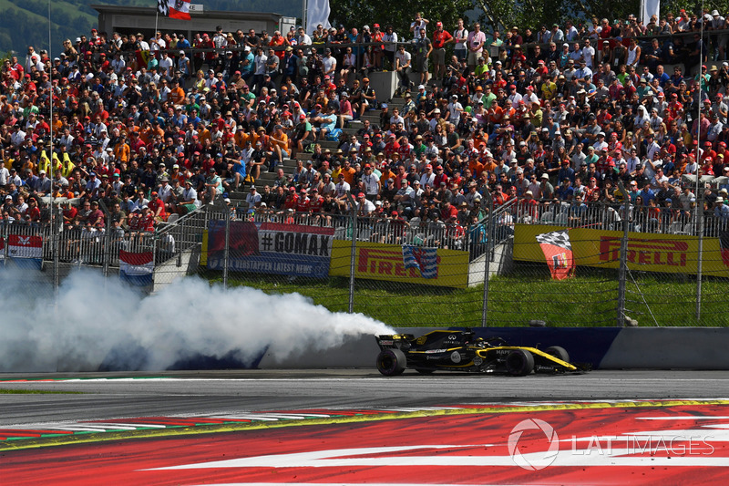 Nico Hulkenberg, Renault Sport F1 Team R.S. 18, si ritira dalla gara per l'esplosione del motore