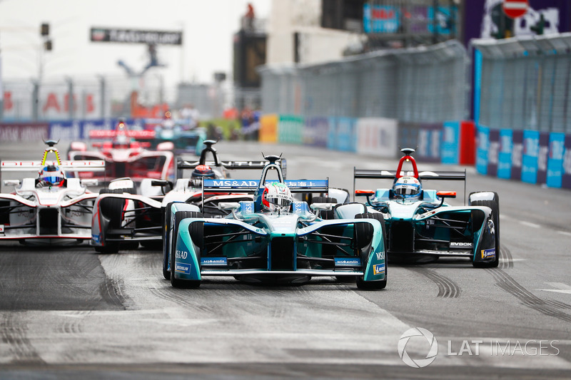 Antonio Felix da Costa, Andretti Formula E Team, precede Luca Filippi, NIO Formula E Team, Edoardo Mortara, Venturi Formula E Team