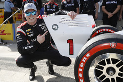Il vincitore del Verizon P1 Pole Award Josef Newgarden, Team Penske Chevrolet, applica l'adesivo P1