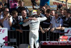 Racewinnaar Lewis Hamilton, Mercedes AMG F1, viert feest in Parc Ferme