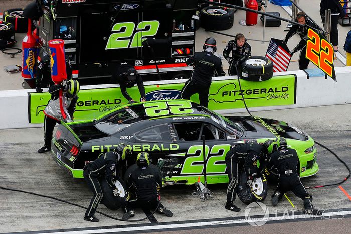 Brad Keselowski, Team Penske, Ford Mustang Fitzgerald Glider Kits pit stop