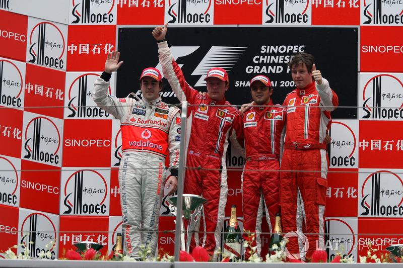 Podium: tweede Fernando Alonso, McLaren, winnaar Kimi Raikkonen, Ferrari, derde Felipe Massa, Ferrar