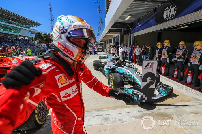 Ganador de la carrera Sebastian Vettel, Ferrari celebra en parc ferme