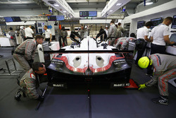 #2 Porsche Team Porsche 919 Hybrid: Timo Bernhard, Earl Bamber, Brendon Hartley in the garage