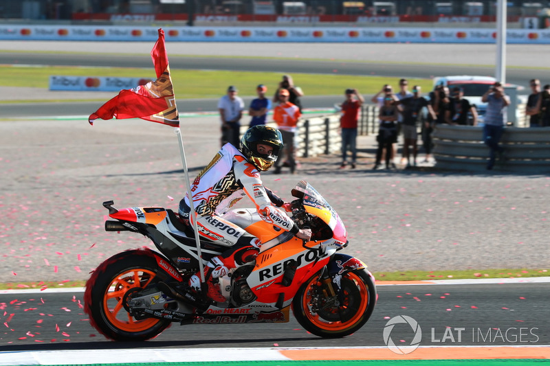 Marc Márquez campeón del mundo, del equipo Repsol Honda celebra