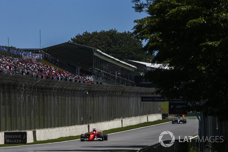 Sebastian Vettel, Ferrari SF70H, Valtteri Bottas, Mercedes AMG F1 W08