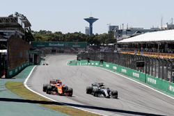 Lewis Hamilton, Mercedes-Benz F1 W08 ve Fernando Alonso, McLaren MCL32 pozisyon mücadelesi
