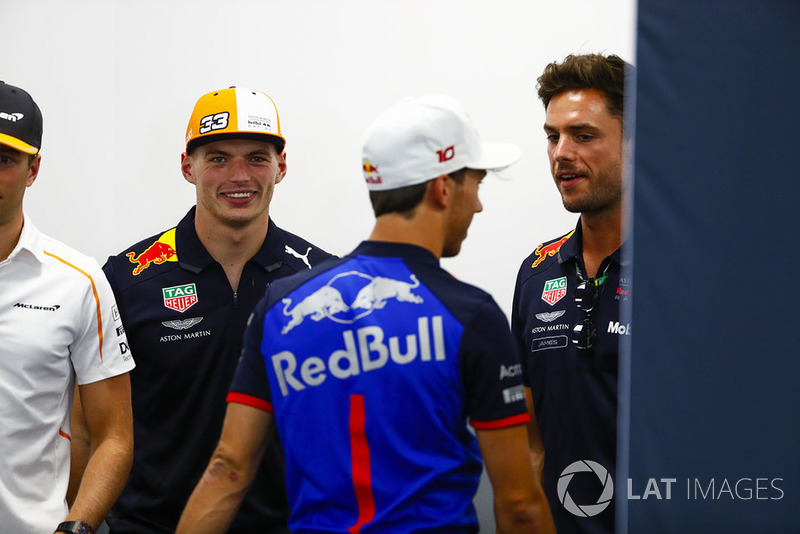 Max Verstappen, Red Bull Racing, y Pierre Gasly, Toro Rosso